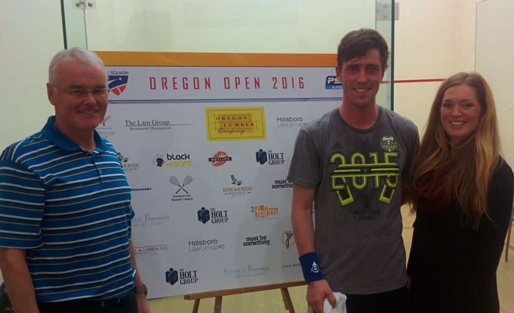 Illingworth (c) with tournament director Anders Giltvedt (l) and tournament organizer Kaija Perkiomaki (r).