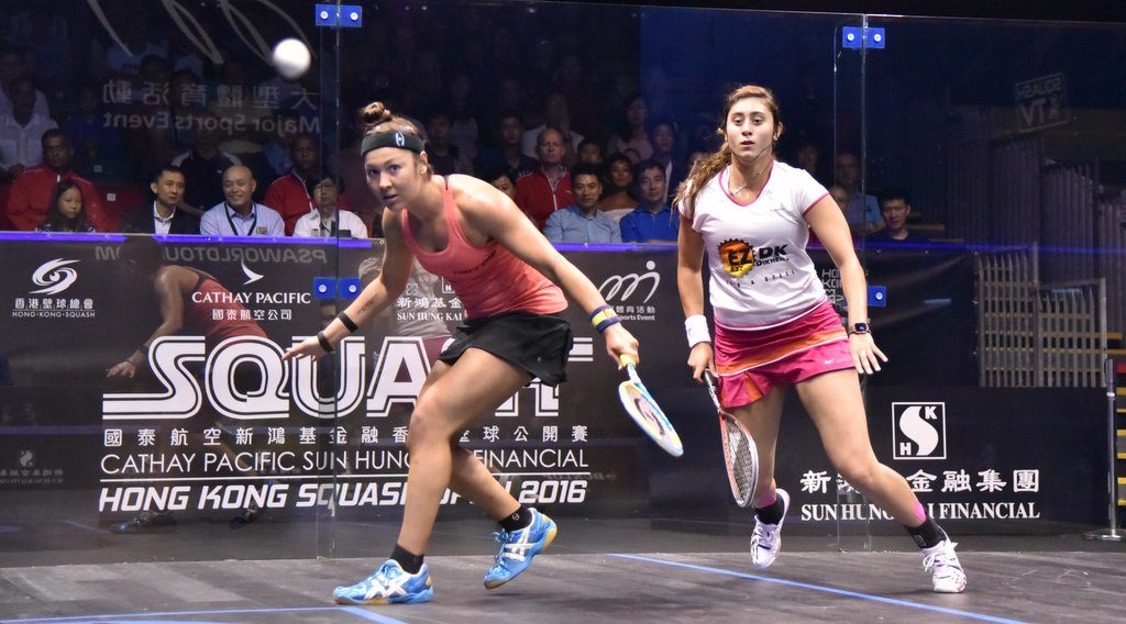 Sobhy (l) against world No. 1 Nour El Sherbini in the Hong Kong Open semifinals. (image: Steve Cubbins)